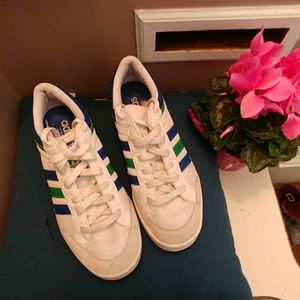 👣👣NWOT Adidas blue/green/white sneakers👣👣